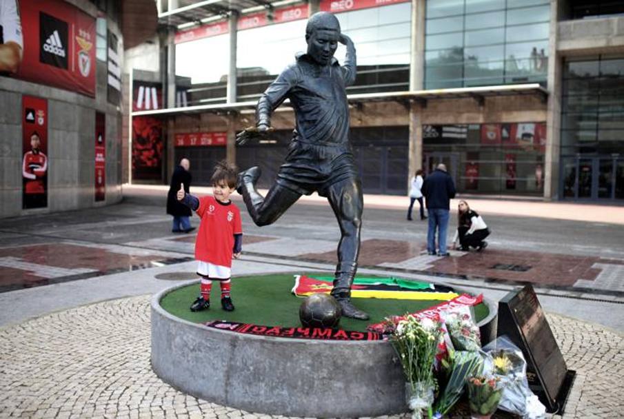 Dopo l&#39;annuncio della morte di Eusebio  iniziato il pellegrinaggio dei tifosi alla statua a lui dedicata nei pressi dello stadio Luz di Lisbona, sede dei match del Benfica. Ap